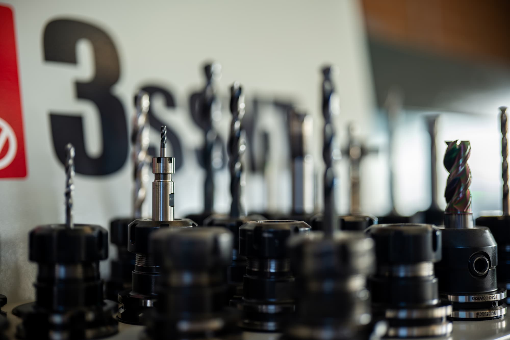 Fraises et forets montés sur porte-outils CNC dans un atelier de mécanique de précision pour opérations de perçage et fraisage industriel.